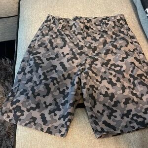Under Armour camo shorts size medium black and grey boys Camo shorts.